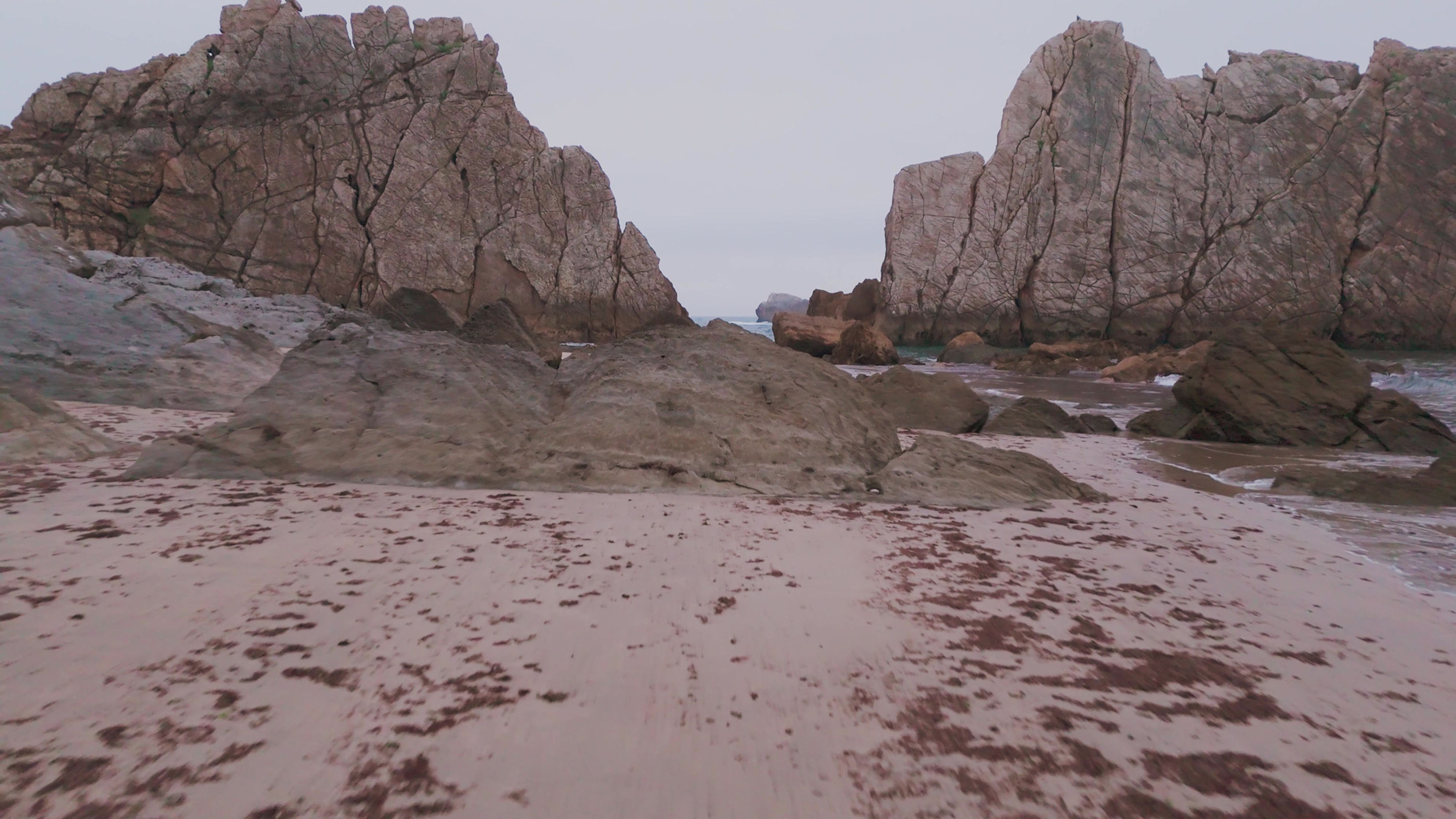 Playa de La Arnía – Złote piaski, skały i dzika natura Kantabrii